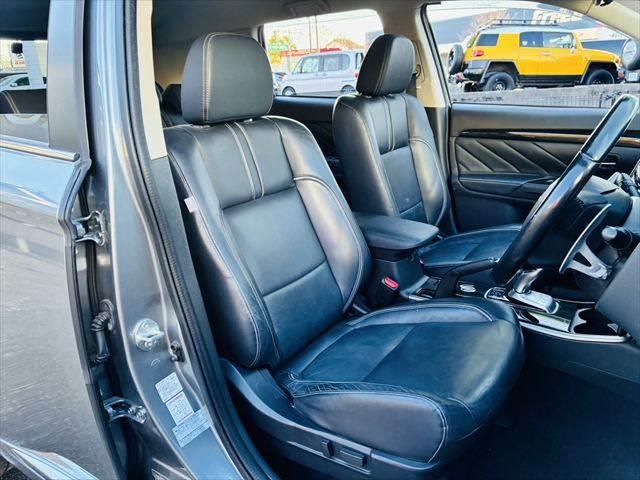 アウトランダーＰＨＥＶ Ｇ　プレミアムパッケージ　デジタルインナーミラー　パワーバックドア　全方位カメラ　４ＷＤ　ＥＴＣ　本革シート　衝突軽減ブレーキ　純正ＳＤナビ　レーダークルーズコントロール　ＡＣ１００Ｖ電源　パワーシート　ＬＥＤヘッドライト（9枚目）