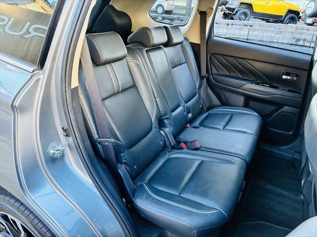 アウトランダーＰＨＥＶ Ｇ　プレミアムパッケージ　デジタルインナーミラー　パワーバックドア　全方位カメラ　４ＷＤ　ＥＴＣ　本革シート　衝突軽減ブレーキ　純正ＳＤナビ　レーダークルーズコントロール　ＡＣ１００Ｖ電源　パワーシート　ＬＥＤヘッドライト（10枚目）