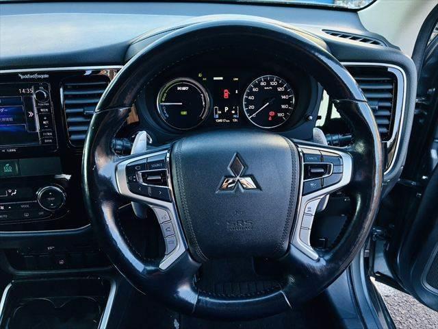 アウトランダーＰＨＥＶ Ｇ　プレミアムパッケージ　デジタルインナーミラー　パワーバックドア　全方位カメラ　４ＷＤ　ＥＴＣ　本革シート　衝突軽減ブレーキ　純正ＳＤナビ　レーダークルーズコントロール　ＡＣ１００Ｖ電源　パワーシート　ＬＥＤヘッドライト（12枚目）