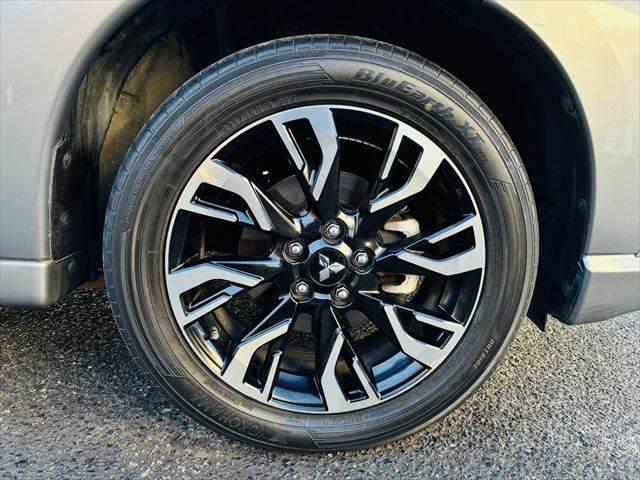 アウトランダーＰＨＥＶ Ｇ　プレミアムパッケージ　デジタルインナーミラー　パワーバックドア　全方位カメラ　４ＷＤ　ＥＴＣ　本革シート　衝突軽減ブレーキ　純正ＳＤナビ　レーダークルーズコントロール　ＡＣ１００Ｖ電源　パワーシート　ＬＥＤヘッドライト（15枚目）