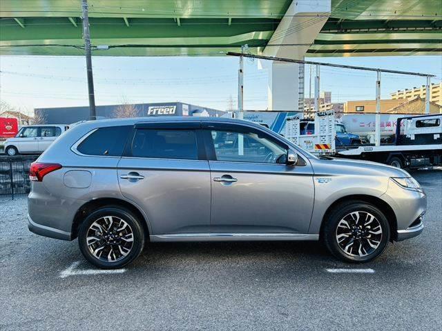 アウトランダーＰＨＥＶ Ｇ　プレミアムパッケージ　デジタルインナーミラー　パワーバックドア　全方位カメラ　４ＷＤ　ＥＴＣ　本革シート　衝突軽減ブレーキ　純正ＳＤナビ　レーダークルーズコントロール　ＡＣ１００Ｖ電源　パワーシート　ＬＥＤヘッドライト（18枚目）