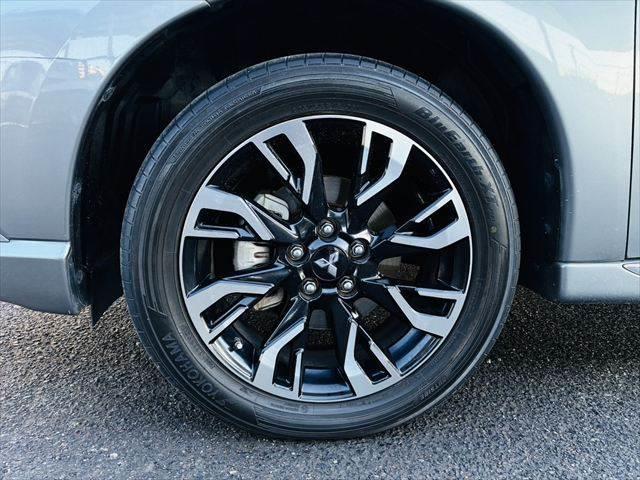 アウトランダーＰＨＥＶ Ｇ　プレミアムパッケージ　デジタルインナーミラー　パワーバックドア　全方位カメラ　４ＷＤ　ＥＴＣ　本革シート　衝突軽減ブレーキ　純正ＳＤナビ　レーダークルーズコントロール　ＡＣ１００Ｖ電源　パワーシート　ＬＥＤヘッドライト（31枚目）