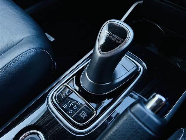 アウトランダーＰＨＥＶ Ｇ　プレミアムパッケージ　デジタルインナーミラー　パワーバックドア　全方位カメラ　４ＷＤ　ＥＴＣ　本革シート　衝突軽減ブレーキ　純正ＳＤナビ　レーダークルーズコントロール　ＡＣ１００Ｖ電源　パワーシート　ＬＥＤヘッドライト（36枚目）