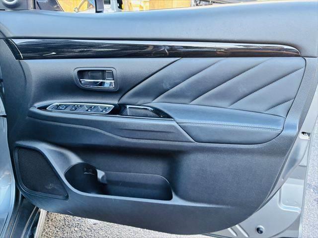 アウトランダーＰＨＥＶ Ｇ　プレミアムパッケージ　デジタルインナーミラー　パワーバックドア　全方位カメラ　４ＷＤ　ＥＴＣ　本革シート　衝突軽減ブレーキ　純正ＳＤナビ　レーダークルーズコントロール　ＡＣ１００Ｖ電源　パワーシート　ＬＥＤヘッドライト（53枚目）