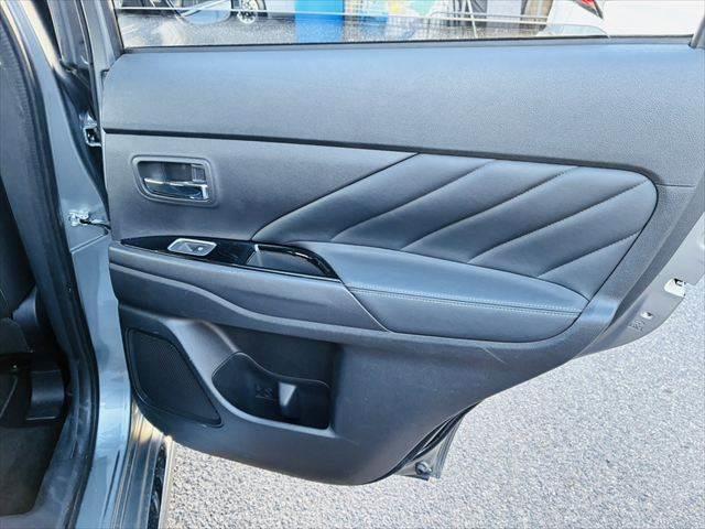 アウトランダーＰＨＥＶ Ｇ　プレミアムパッケージ　デジタルインナーミラー　パワーバックドア　全方位カメラ　４ＷＤ　ＥＴＣ　本革シート　衝突軽減ブレーキ　純正ＳＤナビ　レーダークルーズコントロール　ＡＣ１００Ｖ電源　パワーシート　ＬＥＤヘッドライト（56枚目）