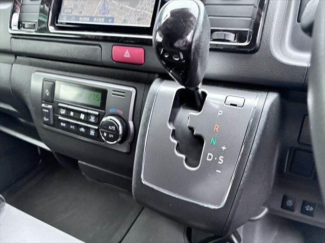 ハイエースバン スーパーＧＬダークプライムＩＩ　純正ＳＤナビ　バックカメラ　Ｂｌｕｅｔｏｏｔｈ　フルセグＴＶ　ＥＴＣ　ＬＥＤヘッドライト　両側パワースライドドア　衝突軽減ブレーキ　ハーフレザーシート　オートハイビーム　スマートキー　盗難防止装置（35枚目）