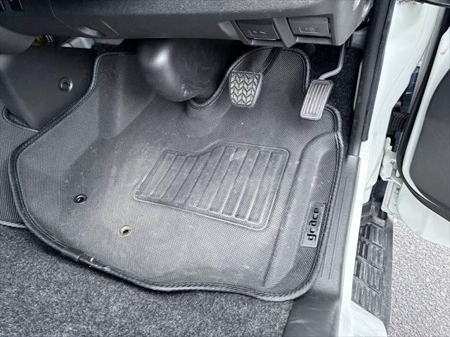 ハイエースバン スーパーＧＬダークプライムＩＩ　純正ＳＤナビ　バックカメラ　Ｂｌｕｅｔｏｏｔｈ　フルセグＴＶ　ＥＴＣ　ＬＥＤヘッドライト　両側パワースライドドア　衝突軽減ブレーキ　ハーフレザーシート　オートハイビーム　スマートキー　盗難防止装置（46枚目）