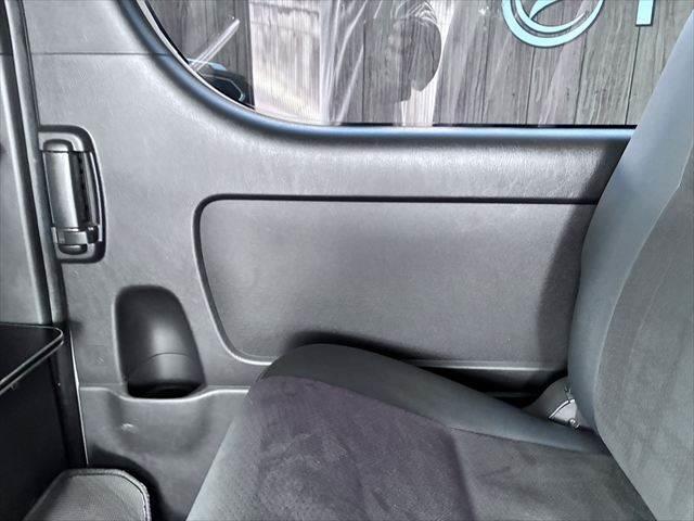 ハイエースバン スーパーＧＬダークプライムＩＩ　純正ＳＤナビ　バックカメラ　Ｂｌｕｅｔｏｏｔｈ　フルセグＴＶ　ＥＴＣ　ＬＥＤヘッドライト　両側パワースライドドア　衝突軽減ブレーキ　ハーフレザーシート　オートハイビーム　スマートキー　盗難防止装置（53枚目）