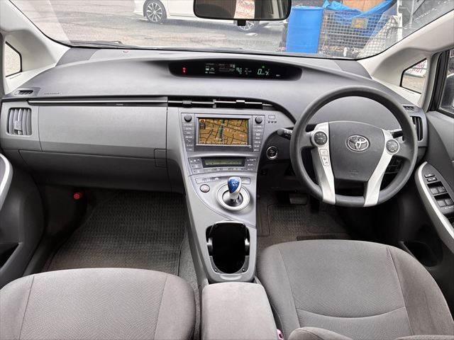 プリウス Ｓ　ユーザー買取車　純正ＨＤＤナビ　地デジＴＶ　バックカメラ　禁煙車　ＨＩＤヘッドライト　スマートキー　電動格納ミラー　盗難防止装置　横滑り防止装置　ＤＶＤ再生　プッシュスタート　フォグランプ　ＥＴＣ（3枚目）