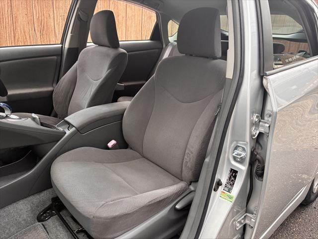 プリウス Ｓ　ユーザー買取車　純正ＨＤＤナビ　地デジＴＶ　バックカメラ　禁煙車　ＨＩＤヘッドライト　スマートキー　電動格納ミラー　盗難防止装置　横滑り防止装置　ＤＶＤ再生　プッシュスタート　フォグランプ　ＥＴＣ（33枚目）