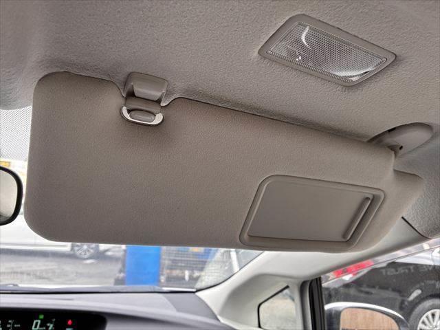 プリウス Ｓ　ユーザー買取車　純正ＨＤＤナビ　地デジＴＶ　バックカメラ　禁煙車　ＨＩＤヘッドライト　スマートキー　電動格納ミラー　盗難防止装置　横滑り防止装置　ＤＶＤ再生　プッシュスタート　フォグランプ　ＥＴＣ（41枚目）