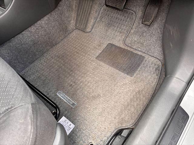 プリウス Ｓ　ユーザー買取車　純正ＨＤＤナビ　地デジＴＶ　バックカメラ　禁煙車　ＨＩＤヘッドライト　スマートキー　電動格納ミラー　盗難防止装置　横滑り防止装置　ＤＶＤ再生　プッシュスタート　フォグランプ　ＥＴＣ（45枚目）