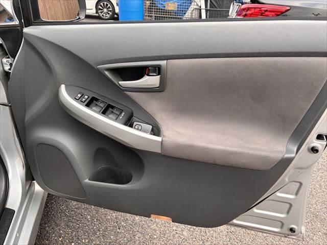 プリウス Ｓ　ユーザー買取車　純正ＨＤＤナビ　地デジＴＶ　バックカメラ　禁煙車　ＨＩＤヘッドライト　スマートキー　電動格納ミラー　盗難防止装置　横滑り防止装置　ＤＶＤ再生　プッシュスタート　フォグランプ　ＥＴＣ（49枚目）