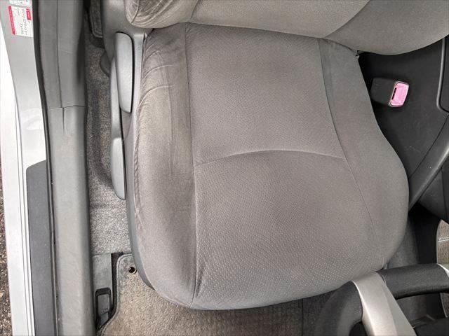 プリウス Ｓ　ユーザー買取車　純正ＨＤＤナビ　地デジＴＶ　バックカメラ　禁煙車　ＨＩＤヘッドライト　スマートキー　電動格納ミラー　盗難防止装置　横滑り防止装置　ＤＶＤ再生　プッシュスタート　フォグランプ　ＥＴＣ（51枚目）