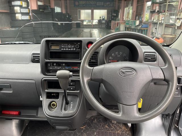 ハイゼットカーゴ 　軽バン　ＡＴ　両側スライドドア　電動格納ミラー　アルミホイール　エアコン　パワーウィンドウ　ＣＤ（9枚目）