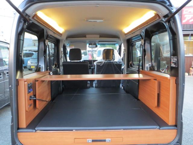 ハイゼットカーゴ クルーズ　軽キャンピングカー　車中泊　フルフラットベッド　ＬＥＤ間接照明　外部電源　コンセント　ソケット　安全ブレーカー　テーブル　カーテンレール　４人乗車　衝突被害軽減ブレーキ　スマートキー　届出済未使用車（4枚目）