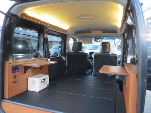 ハイゼットカーゴ クルーズ　軽キャンピングカー　車中泊　フルフラットベッド　ＬＥＤ間接照明　外部電源　コンセント　ソケット　安全ブレーカー　テーブル　カーテンレール　４人乗車　衝突被害軽減ブレーキ　スマートキー　届出済未使用車（6枚目）
