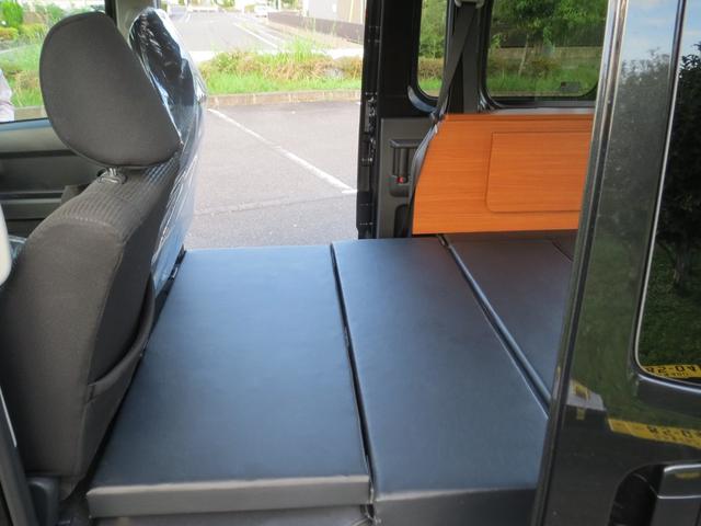 ハイゼットカーゴ クルーズ　軽キャンピングカー　車中泊　フルフラットベッド　ＬＥＤ間接照明　外部電源　コンセント　ソケット　安全ブレーカー　テーブル　カーテンレール　４人乗車　衝突被害軽減ブレーキ　スマートキー　届出済未使用車（7枚目）