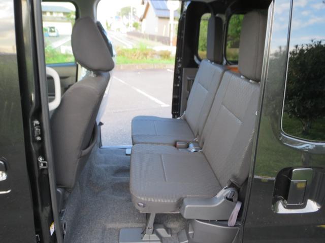 ハイゼットカーゴ クルーズ　軽キャンピングカー　車中泊　フルフラットベッド　ＬＥＤ間接照明　外部電源　コンセント　ソケット　安全ブレーカー　テーブル　カーテンレール　４人乗車　衝突被害軽減ブレーキ　スマートキー　届出済未使用車（9枚目）