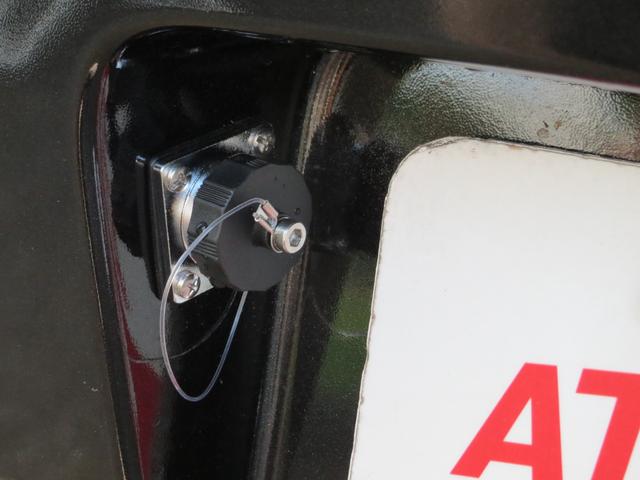 ハイゼットカーゴ クルーズ　軽キャンピングカー　車中泊　フルフラットベッド　ＬＥＤ間接照明　外部電源　コンセント　ソケット　安全ブレーカー　テーブル　カーテンレール　４人乗車　衝突被害軽減ブレーキ　スマートキー　届出済未使用車（11枚目）