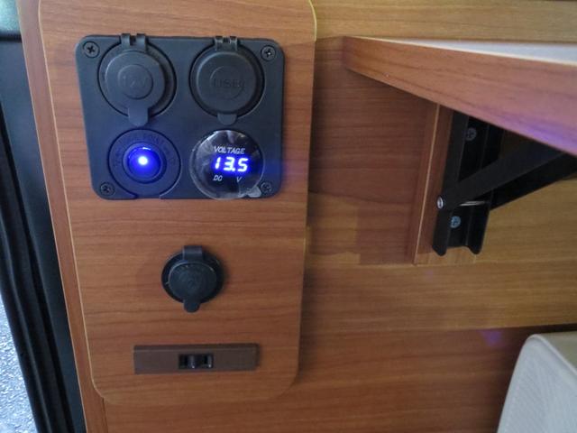 ハイゼットカーゴ クルーズ　軽キャンピングカー　車中泊　フルフラットベッド　ＬＥＤ間接照明　外部電源　コンセント　ソケット　安全ブレーカー　テーブル　カーテンレール　４人乗車　衝突被害軽減ブレーキ　スマートキー　届出済未使用車（12枚目）