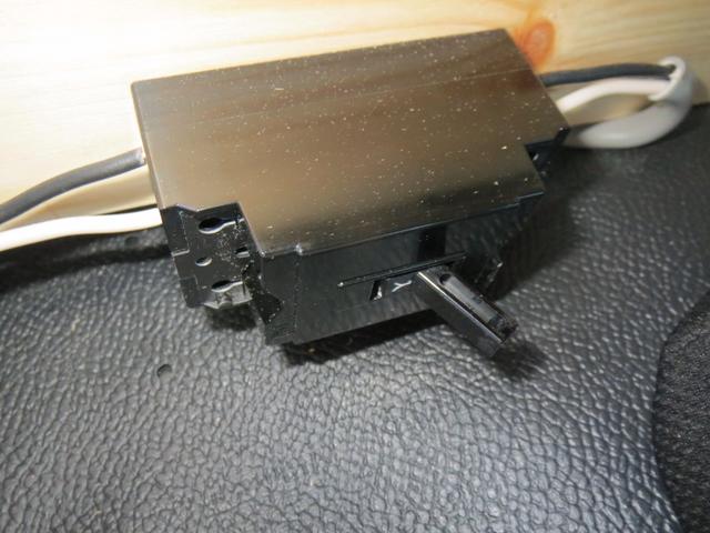 ハイゼットカーゴ クルーズ　軽キャンピングカー　車中泊　フルフラットベッド　ＬＥＤ間接照明　外部電源　コンセント　ソケット　安全ブレーカー　テーブル　カーテンレール　４人乗車　衝突被害軽減ブレーキ　スマートキー　届出済未使用車（13枚目）