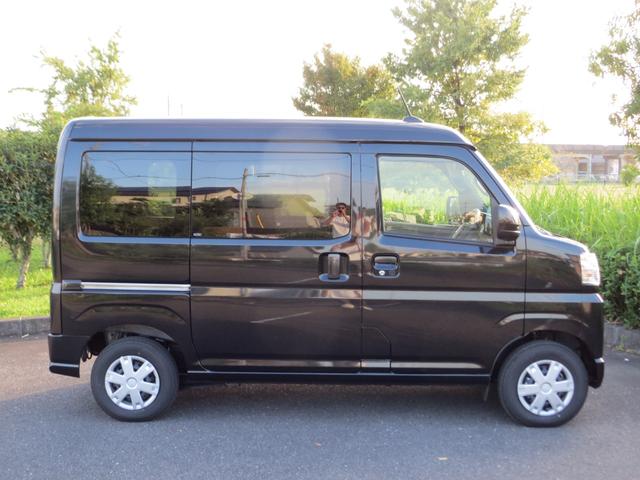 ハイゼットカーゴ クルーズ　軽キャンピングカー　車中泊　フルフラットベッド　ＬＥＤ間接照明　外部電源　コンセント　ソケット　安全ブレーカー　テーブル　カーテンレール　４人乗車　衝突被害軽減ブレーキ　スマートキー　届出済未使用車（16枚目）
