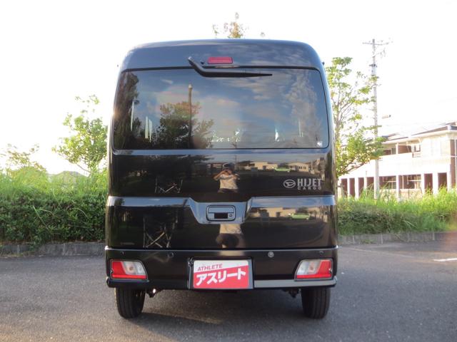 ハイゼットカーゴ クルーズ　軽キャンピングカー　車中泊　フルフラットベッド　ＬＥＤ間接照明　外部電源　コンセント　ソケット　安全ブレーカー　テーブル　カーテンレール　４人乗車　衝突被害軽減ブレーキ　スマートキー　届出済未使用車（17枚目）