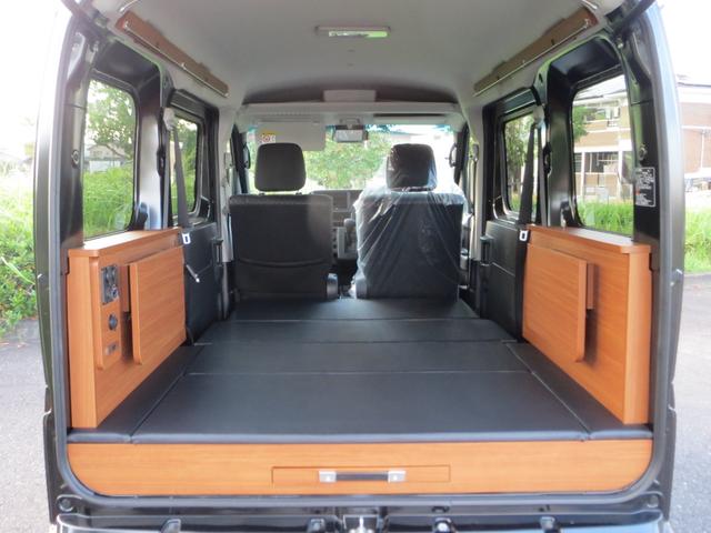 ハイゼットカーゴ クルーズ　軽キャンピングカー　車中泊　フルフラットベッド　ＬＥＤ間接照明　外部電源　コンセント　ソケット　安全ブレーカー　テーブル　カーテンレール　４人乗車　衝突被害軽減ブレーキ　スマートキー　届出済未使用車（25枚目）