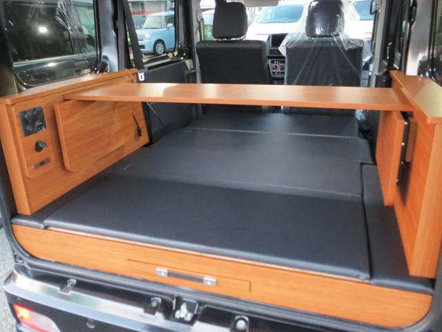 ハイゼットカーゴ クルーズ　軽キャンピングカー　車中泊　フルフラットベッド　ＬＥＤ間接照明　外部電源　コンセント　ソケット　安全ブレーカー　テーブル　カーテンレール　４人乗車　衝突被害軽減ブレーキ　スマートキー　届出済未使用車（26枚目）