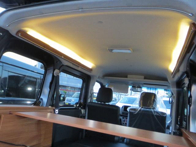 ハイゼットカーゴ クルーズ　軽キャンピングカー　車中泊　フルフラットベッド　ＬＥＤ間接照明　外部電源　コンセント　ソケット　安全ブレーカー　テーブル　カーテンレール　４人乗車　衝突被害軽減ブレーキ　スマートキー　届出済未使用車（27枚目）