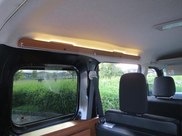 ハイゼットカーゴ クルーズ　軽キャンピングカー　車中泊　フルフラットベッド　ＬＥＤ間接照明　外部電源　コンセント　ソケット　安全ブレーカー　テーブル　カーテンレール　４人乗車　衝突被害軽減ブレーキ　スマートキー　届出済未使用車（30枚目）