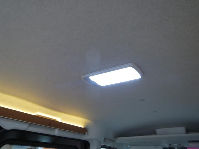 ハイゼットカーゴ クルーズ　軽キャンピングカー　車中泊　フルフラットベッド　ＬＥＤ間接照明　外部電源　コンセント　ソケット　安全ブレーカー　テーブル　カーテンレール　４人乗車　衝突被害軽減ブレーキ　スマートキー　届出済未使用車（31枚目）