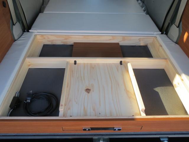 エブリイ Ｊリミテッド　軽キャンパー　車中泊　フルフラットベッド　外部電源　コンセント　ソケット　ロングテーブル　跳ね上げ式テーブル　ベッド下収納　　ターボ　ハイルーフ　４人乗車　両側電動スライドドア　スマートキー（16枚目）