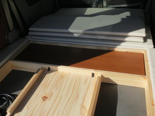 エブリイ Ｊリミテッド　軽キャンパー　車中泊　フルフラットベッド　外部電源　コンセント　ソケット　ロングテーブル　跳ね上げ式テーブル　ベッド下収納　　ターボ　ハイルーフ　４人乗車　両側電動スライドドア　スマートキー（17枚目）