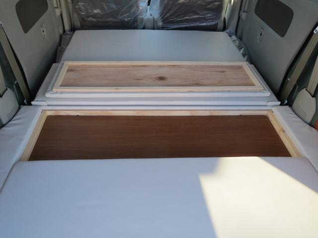 エブリイ Ｊリミテッド　軽キャンパー　車中泊　フルフラットベッド　外部電源　コンセント　ソケット　ロングテーブル　跳ね上げ式テーブル　ベッド下収納　　ターボ　ハイルーフ　４人乗車　両側電動スライドドア　スマートキー（18枚目）