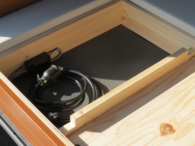 エブリイ Ｊリミテッド　軽キャンパー　車中泊　フルフラットベッド　外部電源　コンセント　ソケット　ロングテーブル　跳ね上げ式テーブル　ベッド下収納　　ターボ　ハイルーフ　４人乗車　両側電動スライドドア　スマートキー（19枚目）