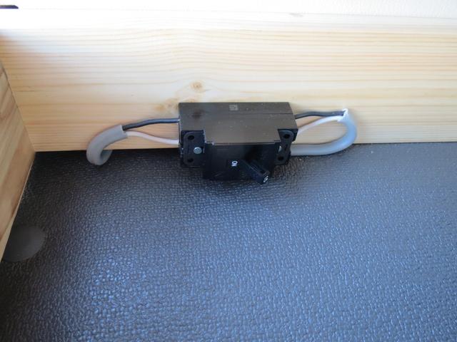 エブリイ Ｊリミテッド　軽キャンパー　車中泊　フルフラットベッド　外部電源　コンセント　ソケット　ロングテーブル　跳ね上げ式テーブル　ベッド下収納　　ターボ　ハイルーフ　４人乗車　両側電動スライドドア　スマートキー（21枚目）