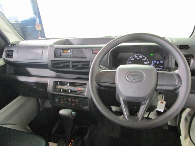 スタンダード 届出済未使用車 4WD CVT 純AM/FMラジオ オートライト スマートアシスト ガードフレーム 荷台ステップ WSRS EBD付ABS VSC&TRC LEDリアコンビランプ アクセサリーソケット(12枚目)