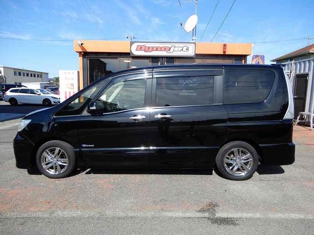 セレナ ライダー　ブラックライン　Ｓ－ハイブリッド　禁煙車　スマートキー　プッシュスタート　アイドリングストップ　両側パワースライドドア　８インチＨＤＤナビ　フルセグ　ＣＤ　ＤＶＤ　Ｂｌｕｅｔｏｏｔｈ　バックカメラ　フリップダウンモニター　ＥＴＣ（7枚目）