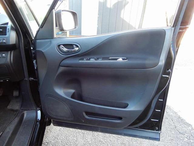 セレナ ライダー　ブラックライン　Ｓ－ハイブリッド　禁煙車　スマートキー　プッシュスタート　アイドリングストップ　両側パワースライドドア　８インチＨＤＤナビ　フルセグ　ＣＤ　ＤＶＤ　Ｂｌｕｅｔｏｏｔｈ　バックカメラ　フリップダウンモニター　ＥＴＣ（76枚目）