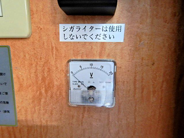 キャンピングカー ベッド・シンク・テーブル・給排水タンク付き(18枚目)