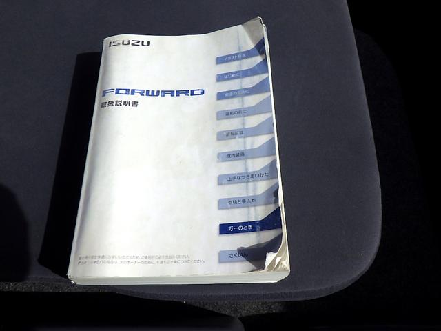 フォワード 　３．８トン　平ボディー　６２０　標準　床板張り　あおり開閉補助装置　坂道発進補助装置　ＳＤナビ　地デジワンセグＴＶ　運転席エアサスシート　ＥＴＣ　キーレス　ベッド　３８００ｋｇ　３人乗　６ＭＴ（43枚目）
