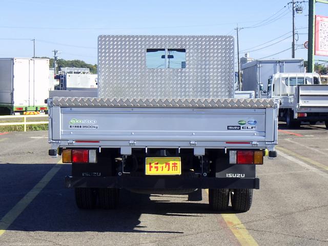 エルフトラック 3.5トン 平ボディー ワイドキャビン 荷台ワイドロング 床鉄板加工 鳥居縞板加工 あおり縞板加工 あおり開閉補助装置 坂道発進補助装置 ETC キーレス 保証書 3500kg 3人乗 6MT(6枚目)