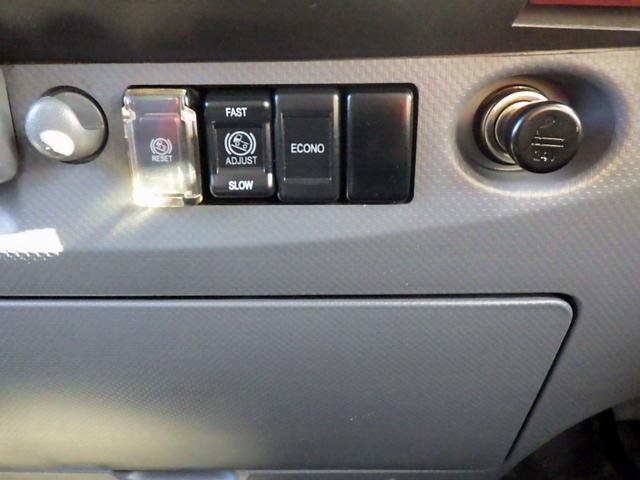 エルフトラック 3.5トン 平ボディー ワイドキャビン 荷台ワイドロング 床鉄板加工 鳥居縞板加工 あおり縞板加工 あおり開閉補助装置 坂道発進補助装置 ETC キーレス 保証書 3500kg 3人乗 6MT(20枚目)