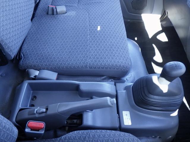 エルフトラック 3.5トン 平ボディー ワイドキャビン 荷台ワイドロング 床鉄板加工 鳥居縞板加工 あおり縞板加工 あおり開閉補助装置 坂道発進補助装置 ETC キーレス 保証書 3500kg 3人乗 6MT(23枚目)