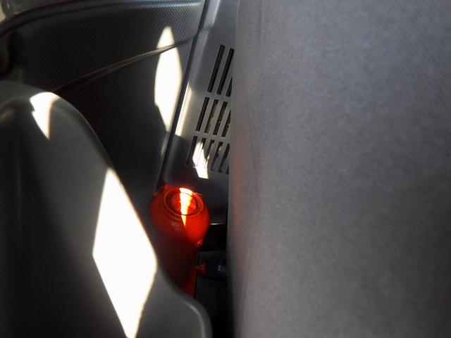 エルフトラック 3.5トン 平ボディー ワイドキャビン 荷台ワイドロング 床鉄板加工 鳥居縞板加工 あおり縞板加工 あおり開閉補助装置 坂道発進補助装置 ETC キーレス 保証書 3500kg 3人乗 6MT(27枚目)