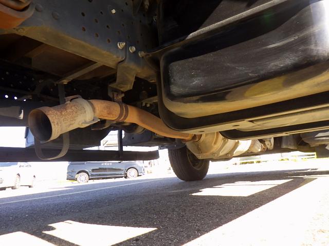 エルフトラック 3.5トン 平ボディー ワイドキャビン 荷台ワイドロング 床鉄板加工 鳥居縞板加工 あおり縞板加工 あおり開閉補助装置 坂道発進補助装置 ETC キーレス 保証書 3500kg 3人乗 6MT(33枚目)