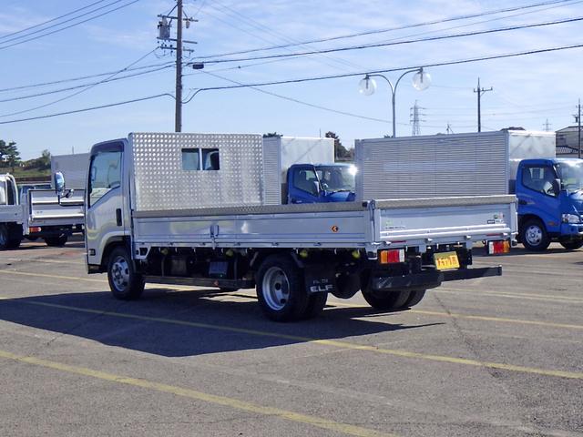 エルフトラック 3.5トン 平ボディー ワイドキャビン 荷台ワイドロング 床鉄板加工 鳥居縞板加工 あおり縞板加工 あおり開閉補助装置 坂道発進補助装置 ETC キーレス 保証書 3500kg 3人乗 6MT(43枚目)