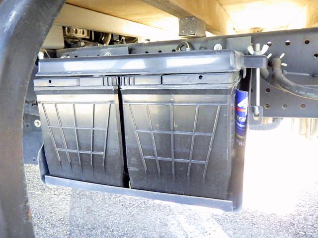 エルフトラック 3.5トン 平ボディー ワイドキャビン 荷台ワイドロング 床鉄板加工 鳥居縞板加工 あおり縞板加工 あおり開閉補助装置 坂道発進補助装置 ETC キーレス 保証書 3500kg 3人乗 6MT(48枚目)